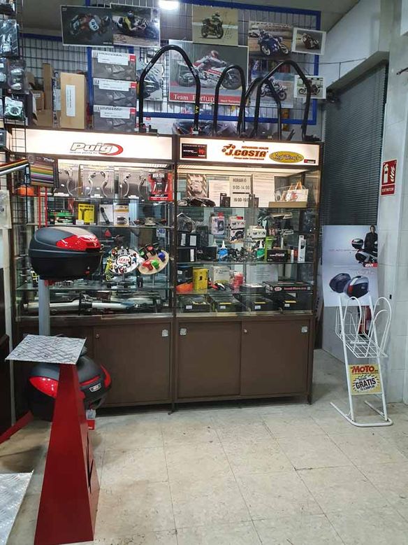 Moto Recambios Europa SL vitrina con productos