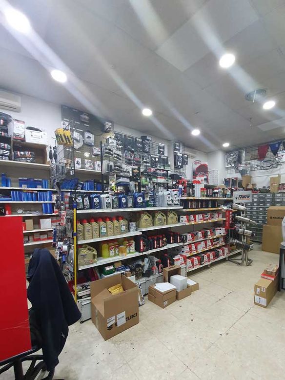 Moto Recambios Europa SL estante con productos