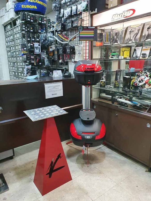 Moto Recambios Europa SL vitrina con productos